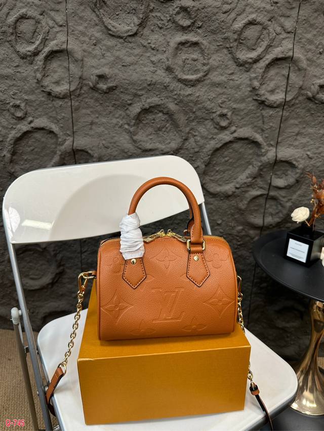 配折叠盒 Lv新款 枕头包焦糖色和秋冬更配哦 Lv真的太会了！ 上的每个新款都是直戳我心啊啊啊！ 经典百搭焦糖色搭配柔软细腻牛皮复古时髦又洋气这谁能顶得住啊！！