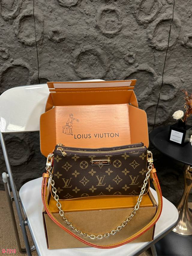 全套礼盒 Lv 2024年11月新款老花手袋新款的包包造型太可爱了双层设计两个拉链可以打开放不同的物品 有链条有皮肩带能单肩当腋下包也能能斜挎 造型很别致有点可