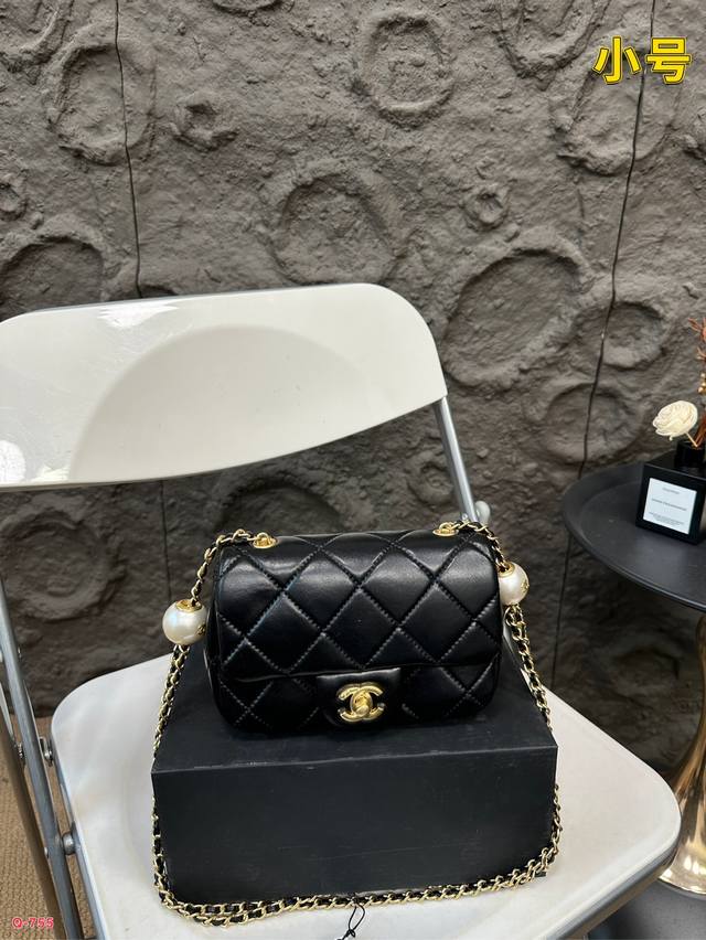 同价 配折叠盒 香奈儿chanel 24S 汤圆方胖子-设计师真的太会了！细腻又膨润的羊皮纹面料 链条是双珍珠可调节的设计更新颖独特 珍珠球上还镶嵌了一个小双c