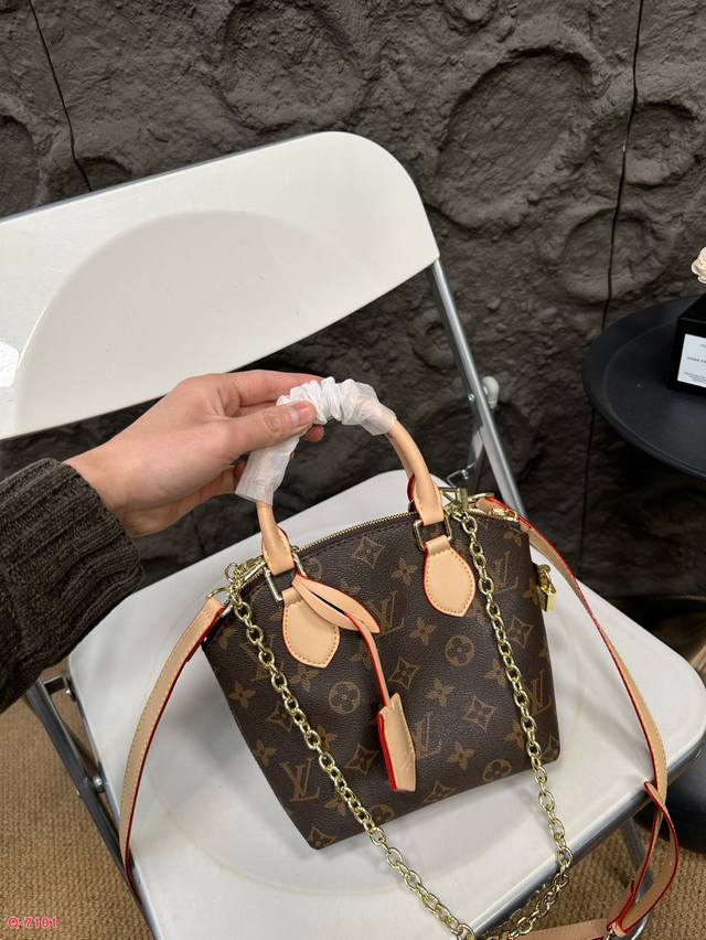 配折叠盒 Lv Lockitbb 手提包 非常稀少的盐系复古学院风 上身超级飒 不仅仙女可以背男孩子背又是另一种感觉 尺寸：17.18Cm