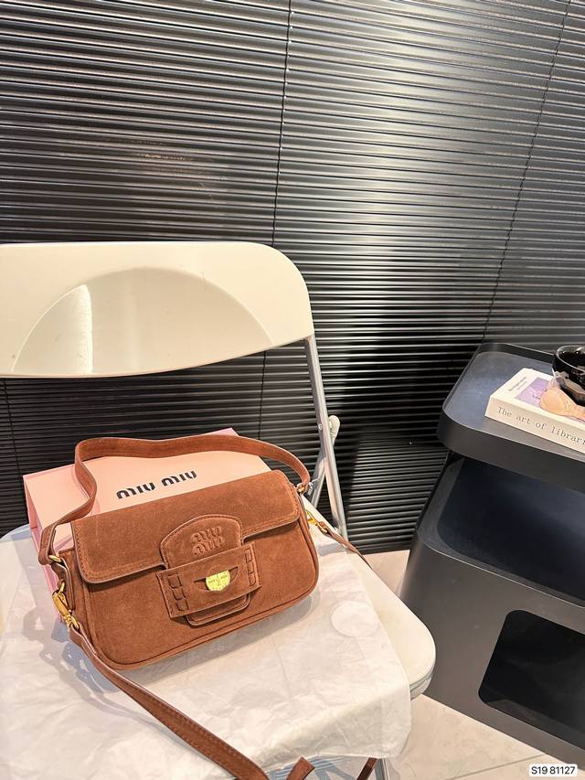 配折叠盒子 缪缪金币腋下包 开挂的miumiu火遍全网了 今年miumiu真是开挂了啊把学院风拿捏的死死的太好看啦 尺寸：24 14 货号81127