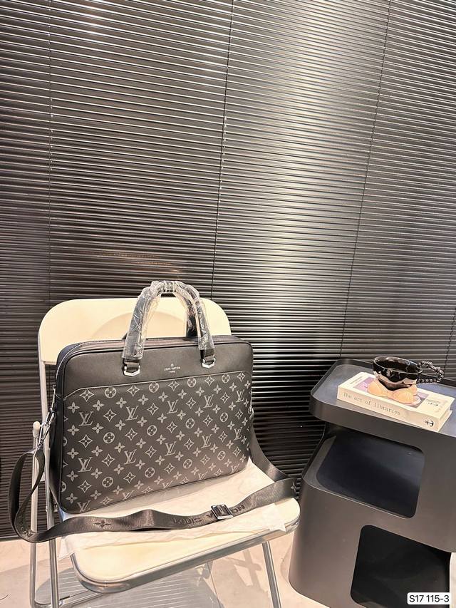 Lv最新款男士公文包 实用性强 细节做工精致 高端大气上档次 休闲大方 尺寸：39 29货号a115-3