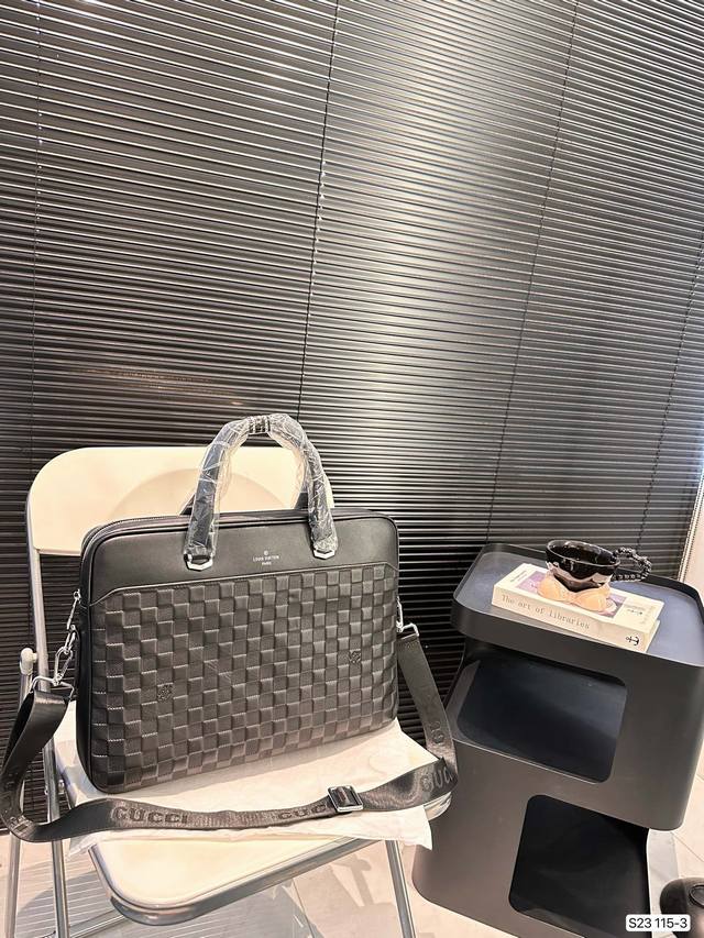 Lv最新款男士公文包 实用性强 细节做工精致 高端大气上档次 休闲大方 尺寸：39 29货号a115-3