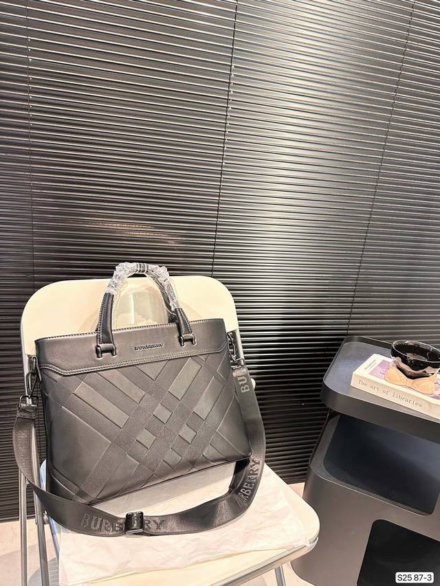 巴宝莉最新款男士公文包 实用性强 细节做工精致 高端大气上档次 休闲大方 尺寸：37 28 货号a87-3