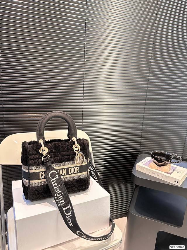 迪奥顶级原单 羊羔毛戴妃dior新款 Dior 最新的 Lady D Lite 系列戴妃包 精湛的工艺，完美的配色 整体时尚又复古，高级又浪漫，手柄街接处饰以浅