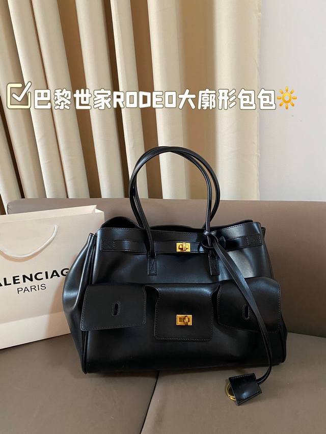 无盒 巴黎世家新款rodeo大廓形包包 柔软的大廓形包包 上身慵懒感立刻get、 真的很喜欢又方便又酷的超实用大包 尺寸大号37 28 无盒 巴黎世家新款rodeo大廓形包包 柔软的大廓形包包 上身慵懒感立刻get、 真的很喜欢又方便又酷的超实用大包 尺寸大号37 28