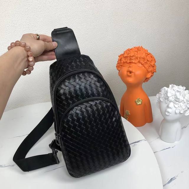 Bv男包胸包，倾向简洁为主 皮质就注定成为重点以细节点缀造型诠释男士时尚商务的风格进口打蜡牛皮 沉稳低调 实用商务风格作为男士基础单品最适合不过完全兼顾日常出行