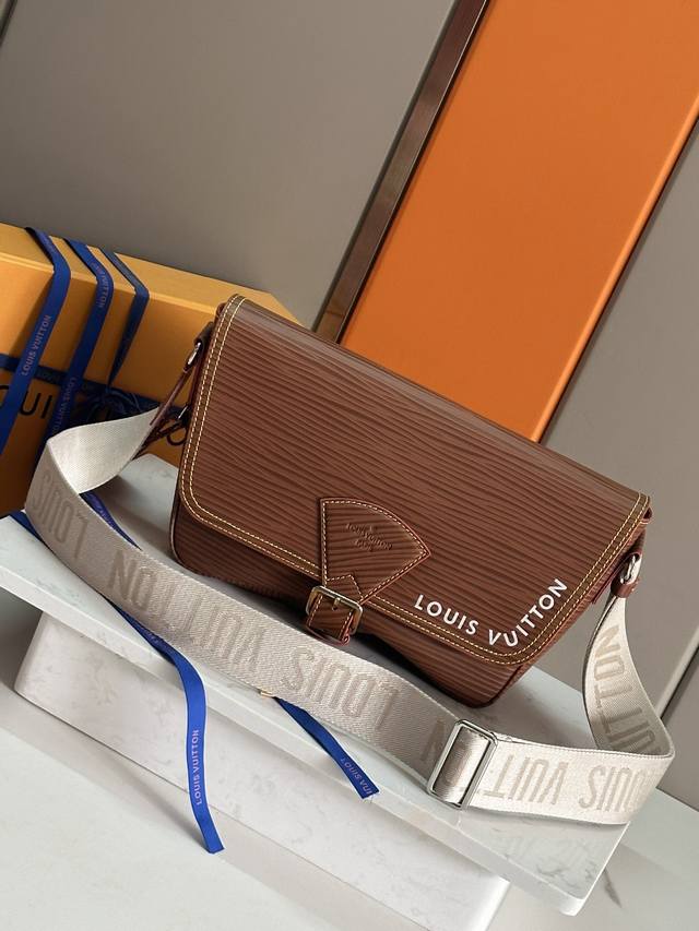 顶级原单 Montsouris 信差袋 M23097焦糖 這款容量寬敞的aly Montsouris信差袋選用柔軟的小牛皮製作，綴有品牌的epi壓紋圖案，造型充