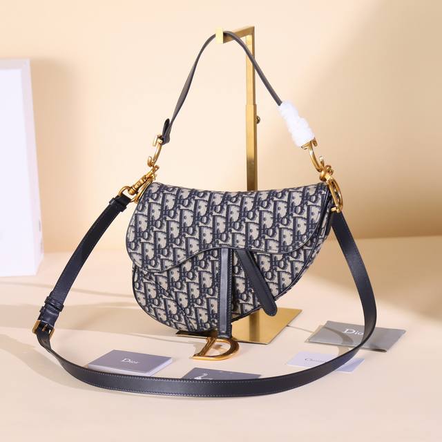 现货 老花蓝大号 配肩带 经典马鞍包王者中的王者,地位不可撼动席卷了整个时尚圈今年依旧火爆啊这次新发售款推出自配备的细长肩带了!重点还是可拆卸可调节长度,爱惨! 现货 老花蓝大号 配肩带 经典马鞍包王者中的王者,地位不可撼动席卷了整个时尚圈今年依旧火爆啊这次新发售款推出自配备的细长肩带了!重点还是可拆卸可调节长度,爱惨!