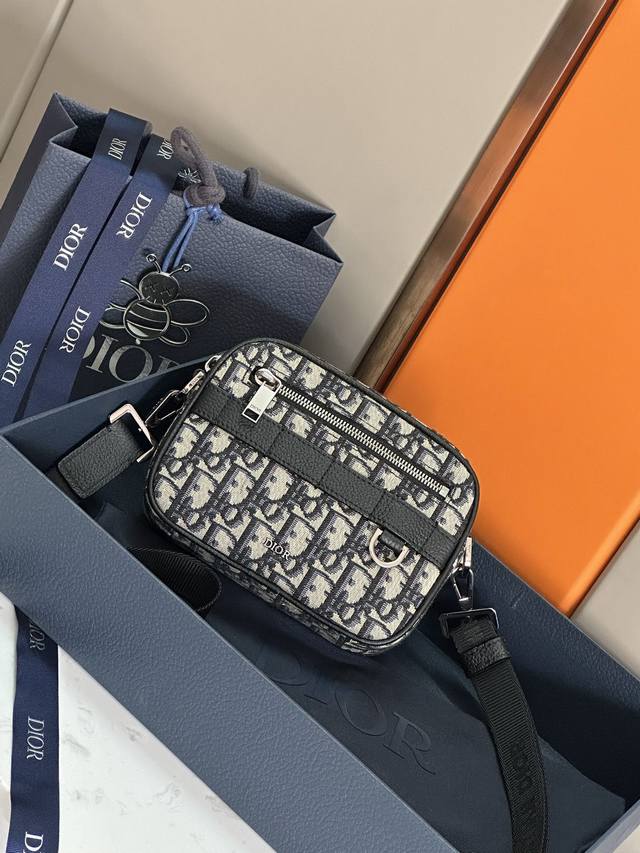 型号93307小号顶级原单 这款经典的 Safari 信使包附有肩带,实用精巧,是二零二三冬季男装系列新品。采用米色和黑色 Oblique 印花面料精心制作,饰 型号93307小号顶级原单 这款经典的 Safari 信使包附有肩带,实用精巧,是二零二三冬季男装系列新品。采用米色和黑色 Oblique 印花面料精心制作,饰