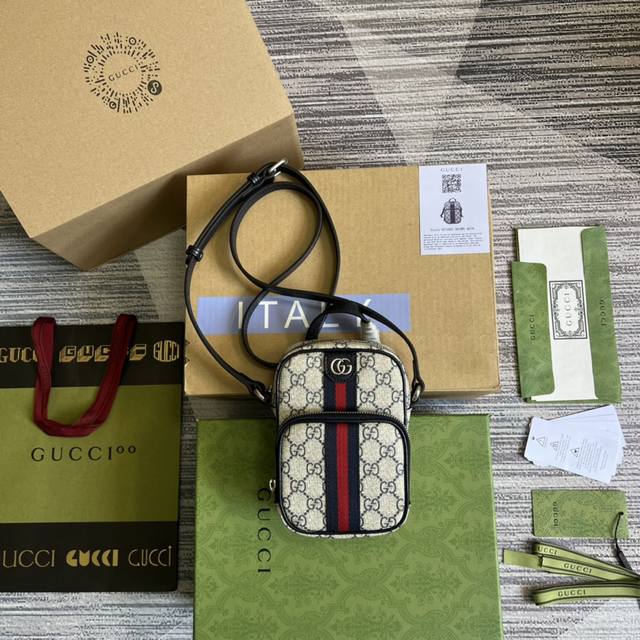 Gucci Meo Vintage 小包，迷你包在无边序曲系列中脱颖而出，在复古格调中注入现代设计精髓。迷你手袋装饰椭圆形皮革标签，搭配品牌标志性元素猫科动物头