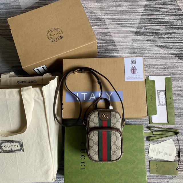 Gucci Meo Vintage 胸包，迷你包在无边序曲系列中脱颖而出，在复古格调中注入现代设计精髓。 迷你手袋装饰椭圆形皮革标签，搭配品牌标志性元素猫科动物