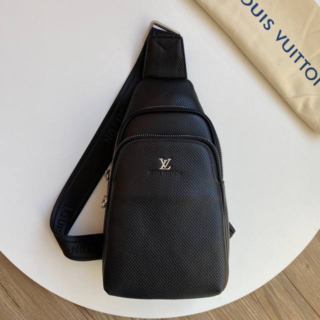 路易威登lv 男士最新款式，男士胸包原单品质 采用进口材质，轻便，舒适，质感柔滑，手感细腻 高贵五金 低调奢华有内涵 时尚休闲帅气 方便实用，怎么看都是那么酷帅