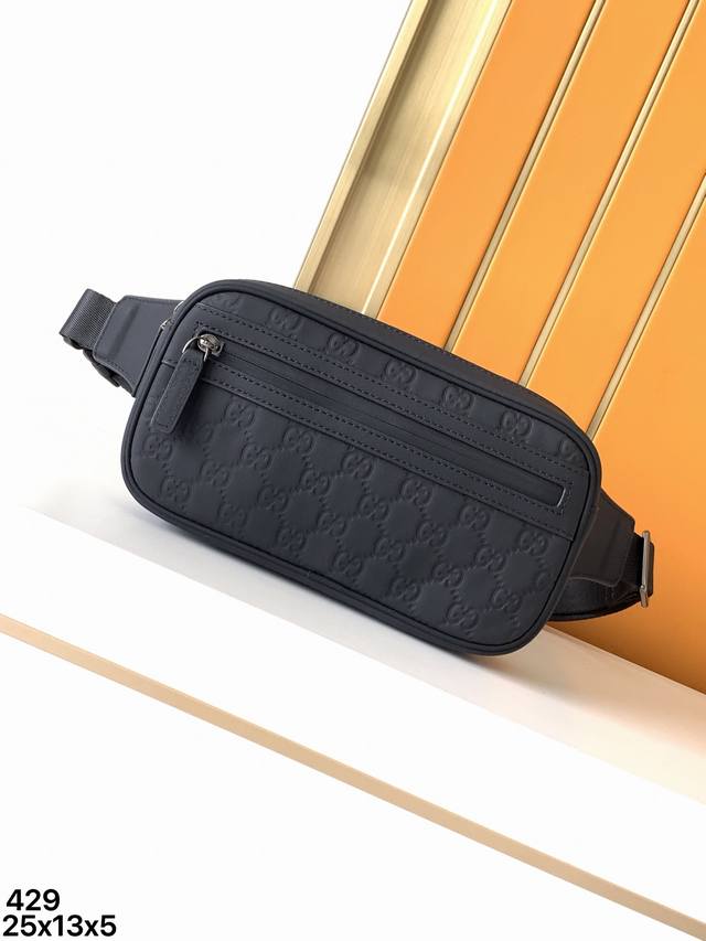 腰包型号：429#顶级原单货专柜腰包流行款，高端大气，时尚有品味，原单头层牛皮压花而成，专柜标准布，超级实用，专柜五金配件，绝对上品。尺寸:25X13X5 -