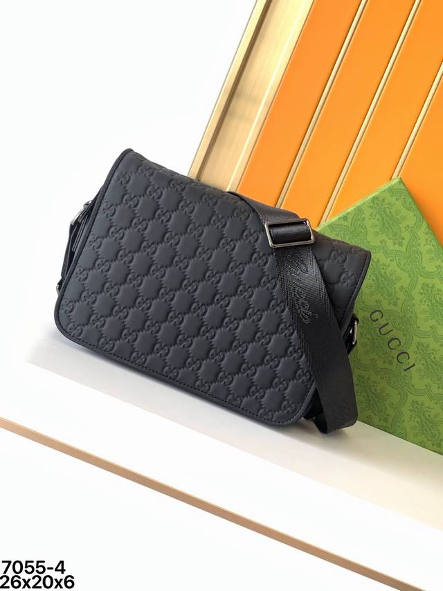 斜拉包型号：7055-4#顶级原单货专柜斜拉包流行款，高端大气，时尚有品味，原单头层牛皮压花而成，专柜标准布，超级实用，专柜五金配件，绝对上品。尺寸:26X20