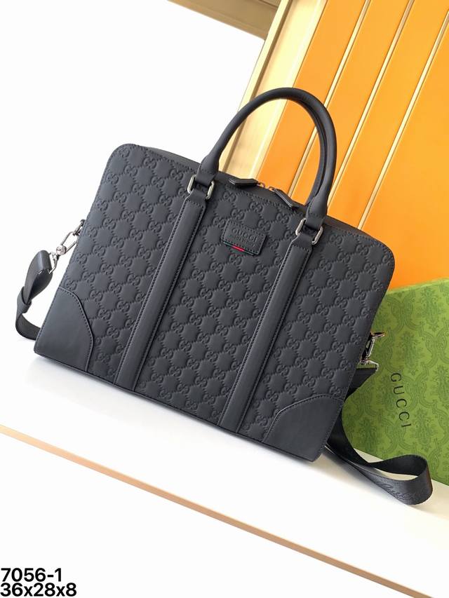 公文包型号：7056-1#顶级原单货专柜公文包流行款，高端大气，时尚有品味，原单头层牛皮压花而成，专柜标准布，超级实用，专柜五金配件，绝对上品。尺寸:36X28