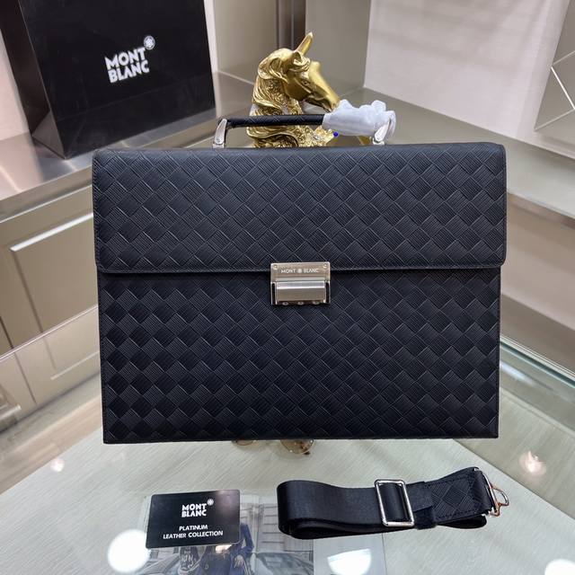 Montblanc International 万宝龙 万宝龙新款男士定型公文包,采用进口头层牛皮制作,搭配顶级五金配件,带密码锁,在公文包系列中实属佼佼者。商 Montblanc International 万宝龙 万宝龙新款男士定型公文包,采用进口头层牛皮制作,搭配顶级五金配件,带密码锁,在公文包系列中实属佼佼者。商