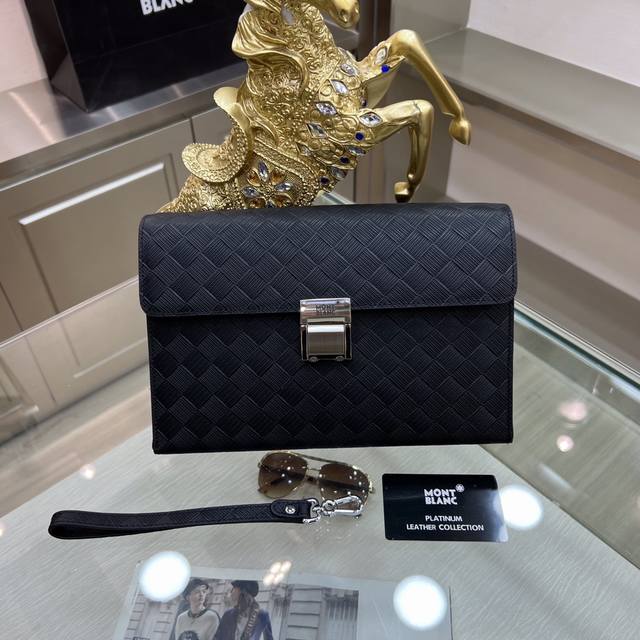 Montblanc International 万宝龙 万宝龙新款男士定型手拿包,采用进口头层牛皮制作,搭配顶级五金配件,带密码锁,在公文包系列中实属佼佼者。商 Montblanc International 万宝龙 万宝龙新款男士定型手拿包,采用进口头层牛皮制作,搭配顶级五金配件,带密码锁,在公文包系列中实属佼佼者。商