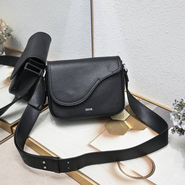 全牛皮宽 配盒子 顶级原版 这款迷你马鞍信使包精巧时尚。采用黑色粒面牛皮革精心制作，饰以翻盖和“Dior”标志，突显马鞍包的精致魅力。内部隔层宽敞，搭配贴袋，可