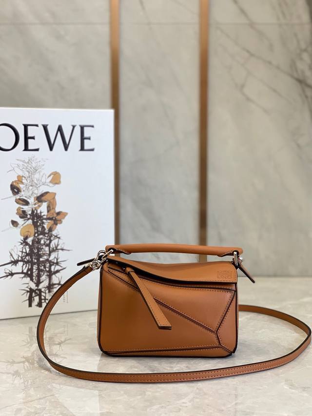 焦糖色 I Loewe You 疯狂种草mini Puzzle 让无数女神醉心的美腻颜色 迷你尺寸:18*12.5*8Cm 包包自身重量几乎忽略,炒鸡实用,出门 焦糖色 I Loewe You 疯狂种草mini Puzzle 让无数女神醉心的美腻颜色 迷你尺寸:18*12.5*8Cm 包包自身重量几乎忽略,炒鸡实用,出门