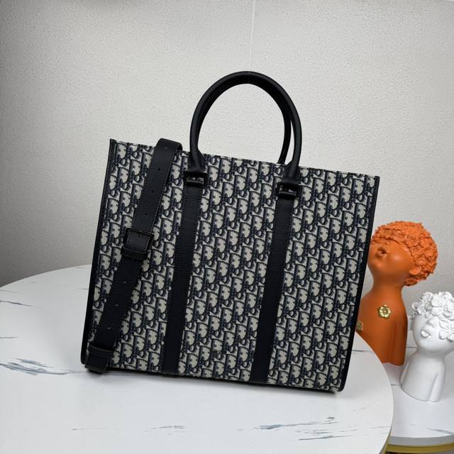 市场最高版本,欢迎对比 专柜买版复刻 East-West 手袋 米色和黑色 Oblique 印花面料和黑色粒面牛皮革 编号: 1Essh232Yky_H27E 市场最高版本,欢迎对比 专柜买版复刻 East-West 手袋 米色和黑色 Oblique 印花面料和黑色粒面牛皮革 编号: 1Essh232Yky_H27E