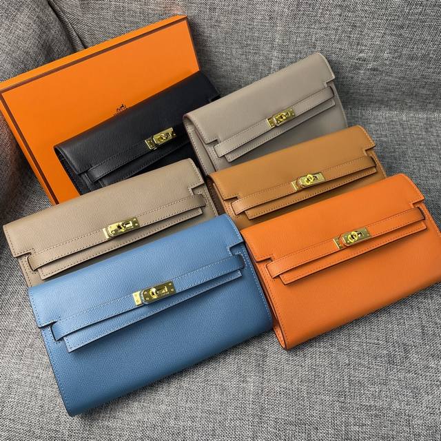 Hermes Kelly 包原单 材质:头层手掌纹牛皮 尺寸：22*14*6Cm 型号:360掌纹金扣 描述:精致做工，内有原厂代工码。油边平直顺滑，专柜对版五