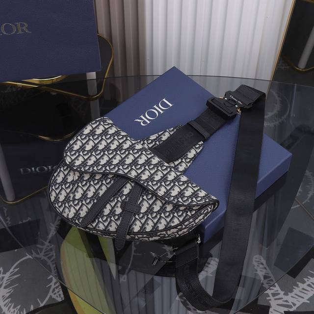 市场最高版本，欢迎对比 点击长按翻译 Saddle & Dior Oblique :1Adpo093Yky_H28E Dior Oblique . . Chri
