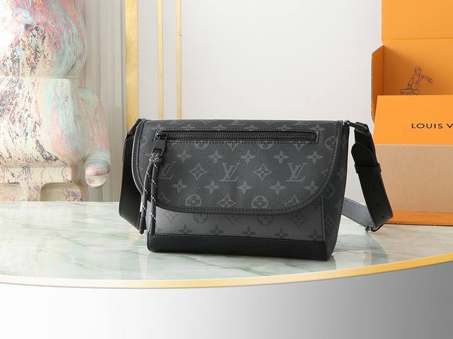 顶级原单 独家实拍 M12681黑花 银花 男差包系列 本款 Pulse 邮差包 以 Monogram Eclipse 帆布塑造精巧构型，为翻盖上的外袋搭配线绳