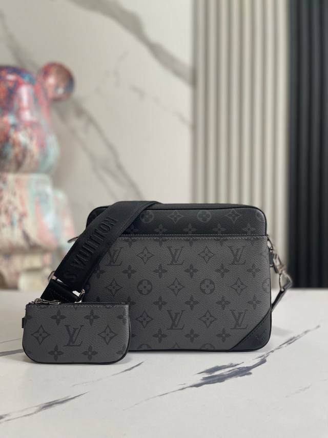 顶级外单 独实家拍 M69443黑灰 Trio 邮差包由 Monogram Eclipse 帆布与 Monogram Eclipse Reverse 帆布制成。