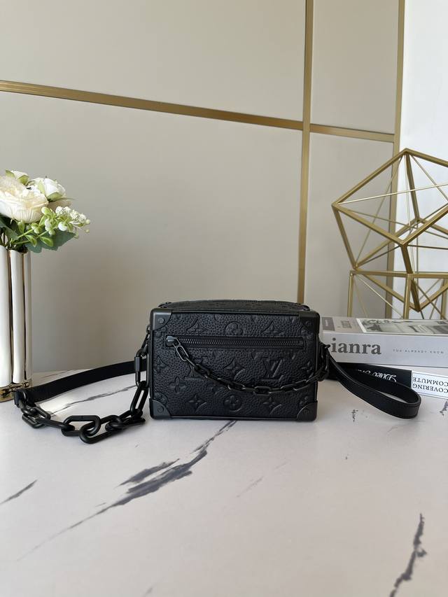 顶级原单 独家实拍 M55702 黑色荔枝纹 Mini Soft Trunk 手袋 标志性monogram印花搭配对比色树脂链带 全皮压花彩链子小盒子造型精致