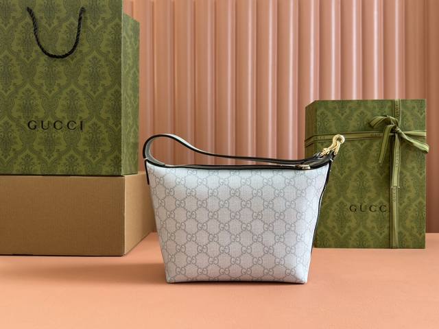 Ophidia系列超迷你肩背包。Ophidia系列以新意款式献礼早秋系列。这款超迷你肩背包以米色和乌木色gg Supreme帆布匠心打造,配以半可拆卸肩带。两侧 Ophidia系列超迷你肩背包。Ophidia系列以新意款式献礼早秋系列。这款超迷你肩背包以米色和乌木色gg Supreme帆布匠心打造,配以半可拆卸肩带。两侧