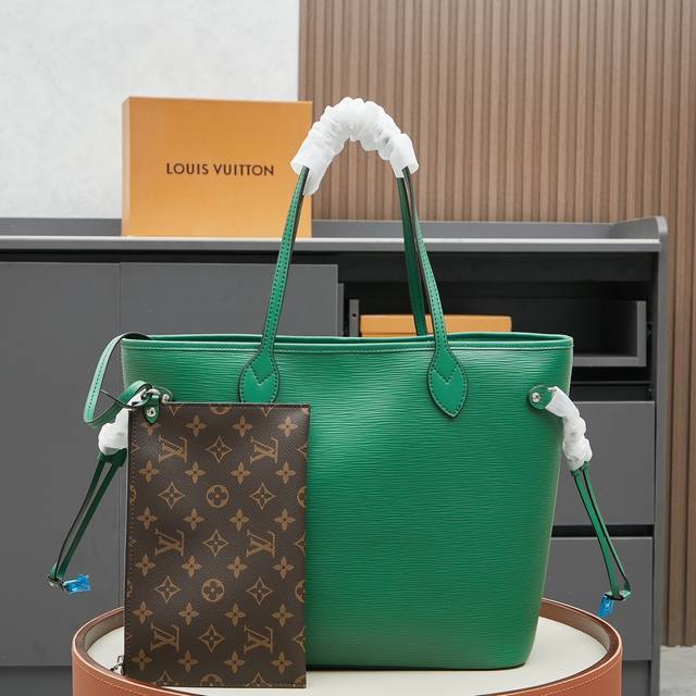 Neverfull 中号手袋 M11930黑色 M12195绿色 M12755红色 M12746棕色 水波纹 2024秋冬新品经典回归,奢华的 Epi 皮革使 Neverfull 中号手袋 M11930黑色 M12195绿色 M12755红色 M12746棕色 水波纹 2024秋冬新品经典回归,奢华的 Epi 皮革使