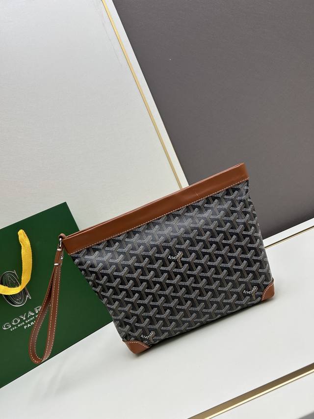 Goyard Conti 你pick哪1个？ Goyardconti戈雅手拿包 随性且实用 在17世纪的法国，一个名为conti Dragons的皇家骑兵团因其