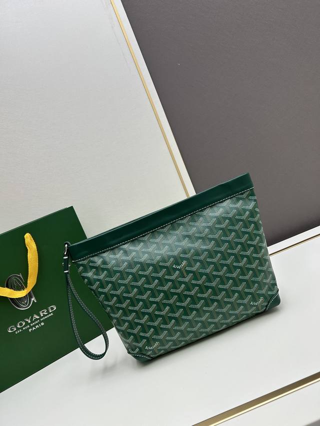 Goyard Conti 你pick哪1个？ Goyardconti戈雅手拿包 随性且实用 在17世纪的法国，一个名为conti Dragons的皇家骑兵团因其