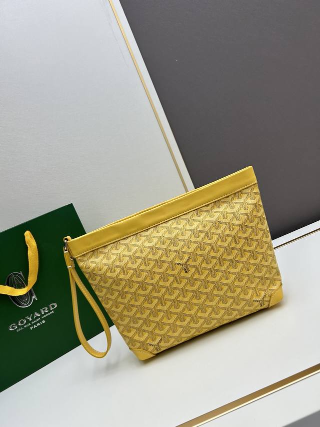 Goyard Conti 你pick哪1个？ Goyardconti戈雅手拿包 随性且实用 在17世纪的法国，一个名为conti Dragons的皇家骑兵团因其