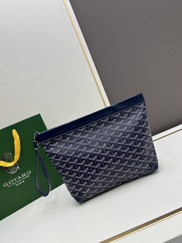 Goyard Conti 你pick哪1个? Goyardconti戈雅手拿包 随性且实用 在17世纪的法国,一个名为conti Dragons的皇家骑兵团因其 Goyard Conti 你pick哪1个? Goyardconti戈雅手拿包 随性且实用 在17世纪的法国,一个名为conti Dragons的皇家骑兵团因其
