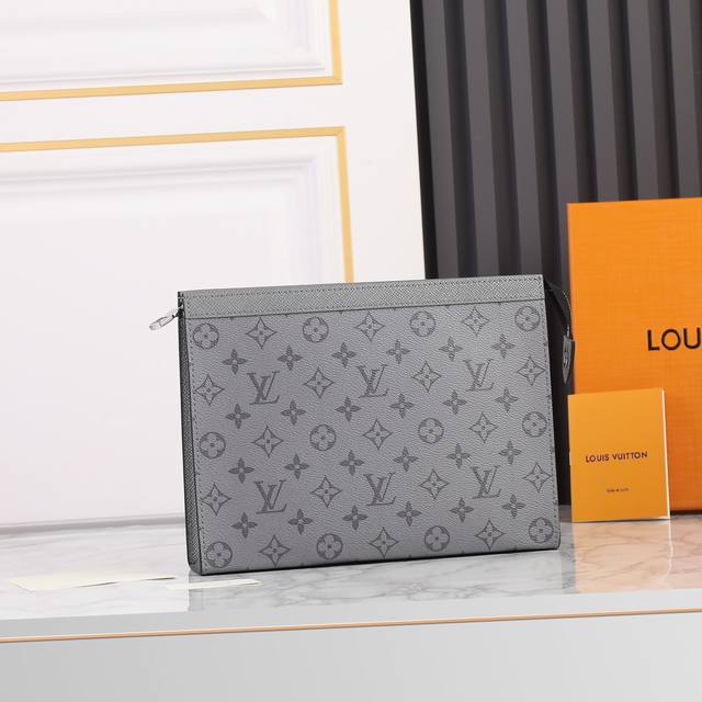 顶级原单 M30840灰 本款 Pochette Voyage 手拿包融合 Taga 皮革的别致纹理和 Monogram 帆布的内敛气息，以拉链开启卡位和内贴袋