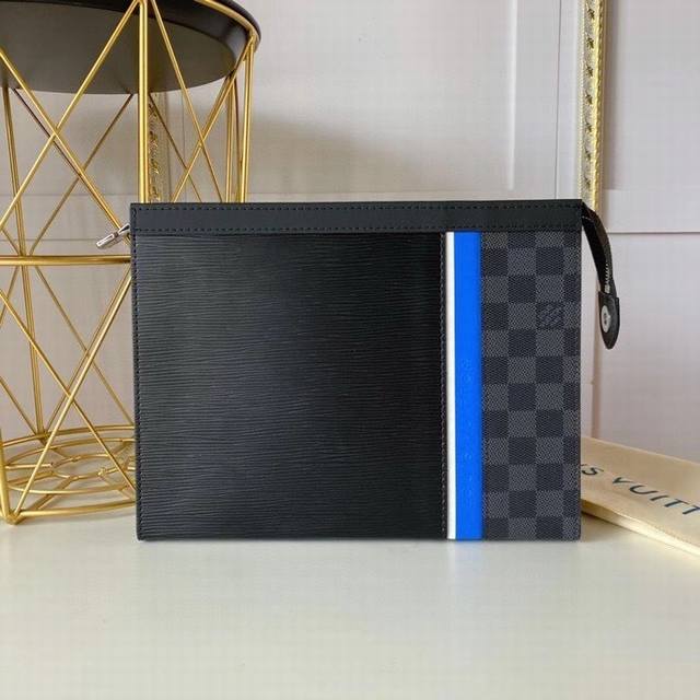 顶级原单m56827 Pochette Voyage 中号手包 取材经典 Epi 皮革和 Damier Graphite 帆布 通过点缀标识的条纹巧妙衔接 充裕
