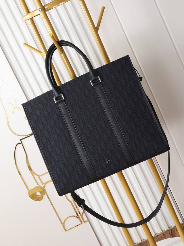 市场最高版本,欢迎对比 专柜买版复刻 East-West 手袋 黑色 Oblique 印花面料和黑色粒面牛皮革 编号: 1Essh232Yky_H03E 这款 市场最高版本,欢迎对比 专柜买版复刻 East-West 手袋 黑色 Oblique 印花面料和黑色粒面牛皮革 编号: 1Essh232Yky_H03E 这款