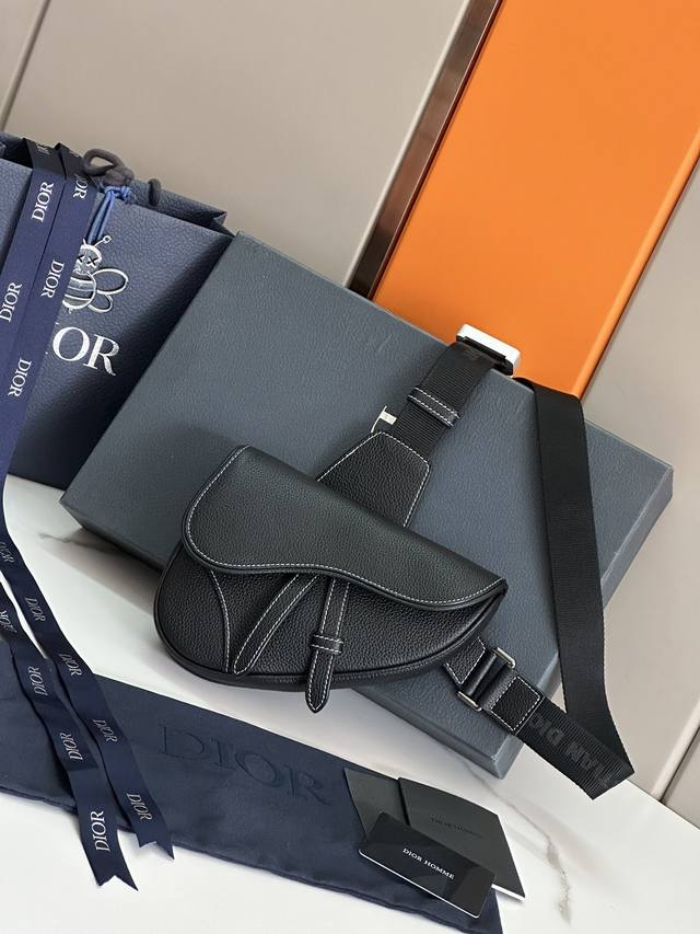 型号:93305迷你小号 这款马鞍包是本季新品,更加小巧实用。采用黑色粒面牛皮革精心制作,标志性的马鞍包造型设计,搭配磁性翻盖和隐藏拉链开合。搭配可调节、可拆卸 型号:93305迷你小号 这款马鞍包是本季新品,更加小巧实用。采用黑色粒面牛皮革精心制作,标志性的马鞍包造型设计,搭配磁性翻盖和隐藏拉链开合。搭配可调节、可拆卸