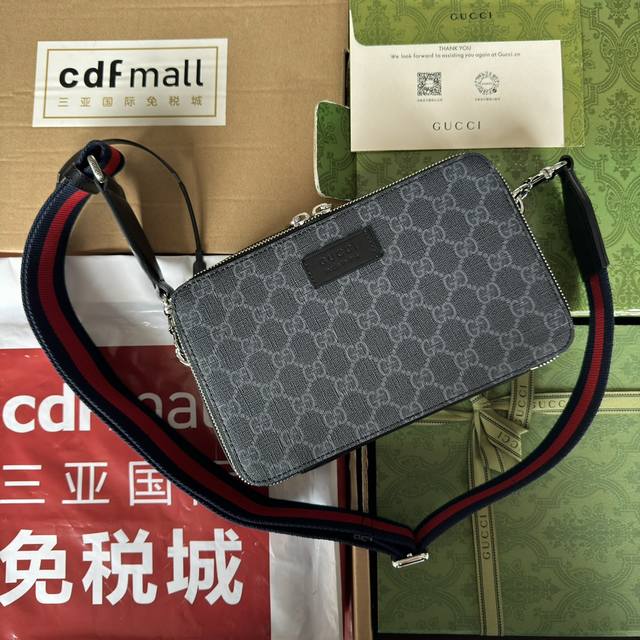 配置专柜包装 Gg Supreme迷你肩背包。Gg Supreme帆布是品牌经久不衰的经典材质。它采用带涂层的超细纤维织物制成，质感柔软且富有弹性。这款迷你肩背