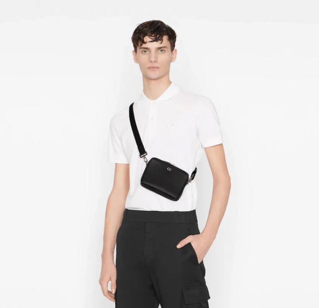 市场最高版本,欢迎对比 拉链手拿包 黑色粒面牛皮革 Cd Icon 标志搭配肩带 编号: 2Esbc119Cdi_H00N 这款拉链手拿包搭配肩带,优雅实用,可 市场最高版本,欢迎对比 拉链手拿包 黑色粒面牛皮革 Cd Icon 标志搭配肩带 编号: 2Esbc119Cdi_H00N 这款拉链手拿包搭配肩带,优雅实用,可