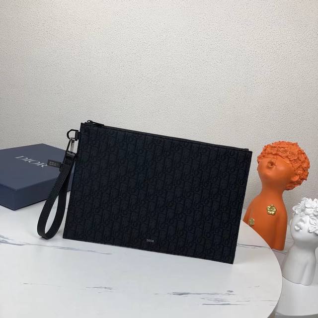 市场最高版本,欢迎对比 A4 手拿包 黑色 Oblique 印花面料 编号: 2Esca491Yse_H03E 这款 A4 手拿包时尚简约。采用黑色 Obliq 市场最高版本,欢迎对比 A4 手拿包 黑色 Oblique 印花面料 编号: 2Esca491Yse_H03E 这款 A4 手拿包时尚简约。采用黑色 Obliq