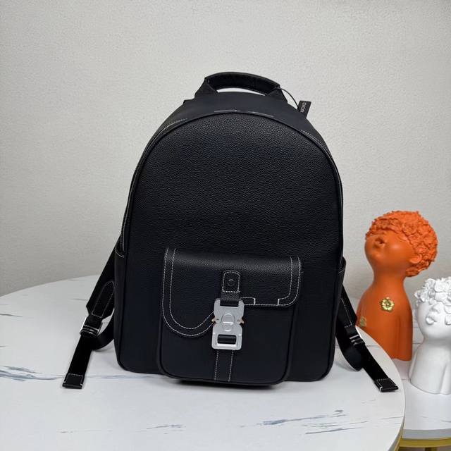 市场最高版本,欢迎对比 专柜买版复刻 马鞍拉链双肩背包 黑色粒面牛皮革 编号: 1Adba212Ykk_H00N 这款马鞍拉链双肩背包是二零二四冬季男装系列新品 市场最高版本,欢迎对比 专柜买版复刻 马鞍拉链双肩背包 黑色粒面牛皮革 编号: 1Adba212Ykk_H00N 这款马鞍拉链双肩背包是二零二四冬季男装系列新品