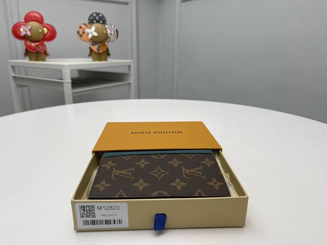 顶级原单 M12823绿护照将庄园的经典物品以单格 马卡萨画布装饰成精致的氛围的“库维尔特 帕斯波尔nm”。采用彩色皮革修剪和内衬的“Louis Vuitton 顶级原单 M12823绿护照将庄园的经典物品以单格 马卡萨画布装饰成精致的氛围的“库维尔特 帕斯波尔nm”。采用彩色皮革修剪和内衬的“Louis Vuitton