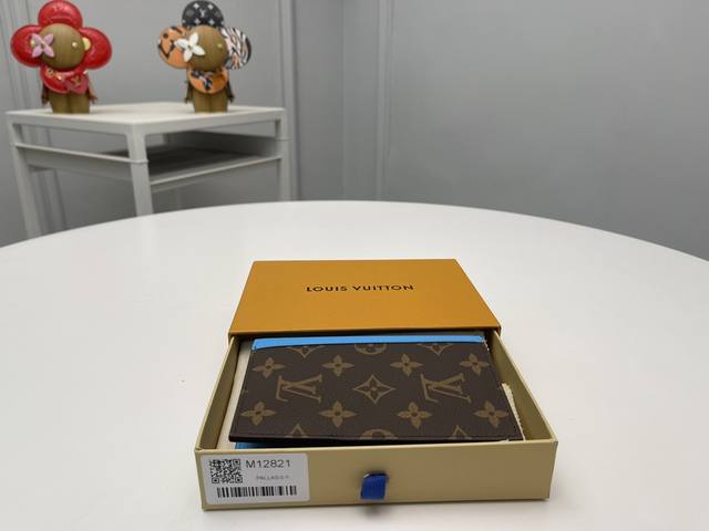 顶级原单 M12821浅蓝护照将庄园的经典物品以单格 马卡萨画布装饰成精致的氛围的“库维尔特 帕斯波尔nm”。采用彩色皮革修剪和内衬的“Louis Vuitto