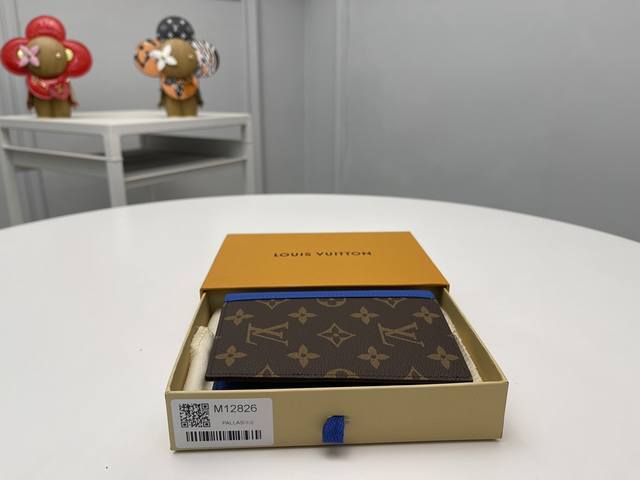 顶级原单 M12826蓝护照将庄园的经典物品以单格 马卡萨画布装饰成精致的氛围的“库维尔特 帕斯波尔nm”。采用彩色皮革修剪和内衬的“Louis Vuitton