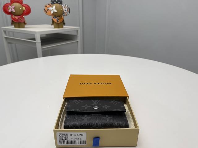 顶级原单 M12598黑花“维克多钱包”以单体写字画布优雅地完成了携带硬币、卡片、纸币和收据的实用物品。尺寸:11.5 X 9 X 2.5。