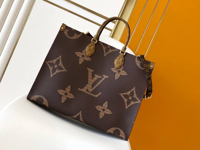 M46823 顶级原单 动态变码 本款 Onthego Voyage 托特包以 Giant Monogram 帆布和 Monogram Reverse 帆布分饰