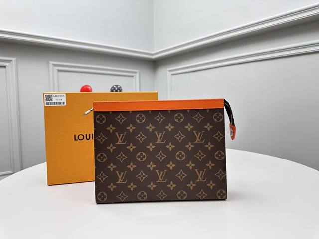 顶级原单 M82855橙本款 Pochette Voyage 手拿包出自 Travel Rainbow 系列，为 Monogram Macassar 涂层帆布勾